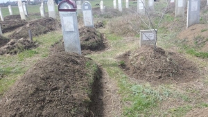 Продолжение работы по наведению порядка на кладбище (фото)
